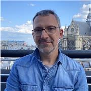 Professeur de photographie donne cours sur la manipulation du boîtier, les différents modes de prise de vue et lequel utiliser selon la situation, quelle optique choisir etc…le choix de la composition de l’image, la lumière direct et indirecte, de quoi ne